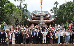 International delegates impressed by Huong Pagoda's beauty during friendship spring program event