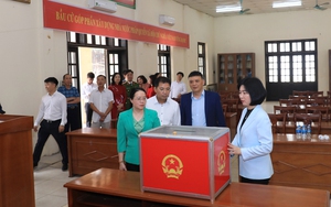 Hanoi council chairwoman inspects election preparations in O Dien Commune
