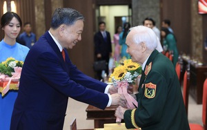 Hanoi honors veteran Party members for revolutionary dedication