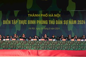 Khen thưởng thành tích xuất sắc trong nhiệm vụ diễn tập khu vực phòng thủ Thành phố