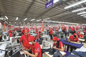 Khen thưởng các doanh nghiệp có thành tích trong phong trào thi đua khối Doanh nghiệp