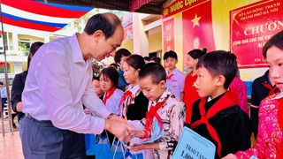 Ngành LĐTB&XH Hà Nội tặng quà cho trẻ em Hà Giang bị ảnh hưởng sau bão số 3