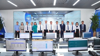 Gắn biển Trung tâm Điều hành thông minh IOC VNPT Hà Nội chào mừng kỷ niệm 70 năm Ngày Giải phóng Thủ đô