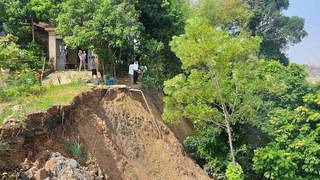 Công bố tình huống khẩn cấp sạt lở sạt lở mái đê hữu Đà, hữu Hồng trên địa bàn huyện Ba Vì