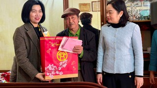 Phó Chủ tịch Thường trực HĐND Thành phố Phùng Thị Hồng Hà thăm, tặng quà người có công tại huyện Ứng Hòa