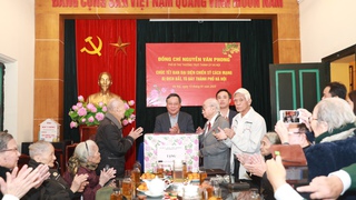 Lãnh đạo Thành phố thăm, chúc Tết Ban Đại diện Chiến sĩ cách mạng bị địch bắt tù đày Thành phố và gia đình chính sách quận Hai Bà Trưng