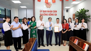 Phó Chủ tịch UBND Thành phố Trương Việt Dũng trao Thư cảm ơn Điểm Phục vụ hành chính công phường Đống Đa