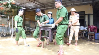 Hình ảnh hàng trăm chiến sĩ Công an Hà Nội lội bùn giúp dân sau trận lũ lịch sử