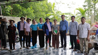 Ngân hàng Chính sách Xã hội thành phố Hà Nội hỗ trợ người dân vùng ngập lụt tại xã Trung Giã và Đa Phúc