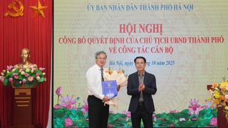 Phó Chủ tịch UBND Thành phố Nguyễn Trọng Đông trao Quyết định Chủ tịch UBND phường Nghĩa Đô