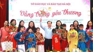 Ngành Giáo dục Hà Nội tặng quà Tết Trung thu tới học sinh của ba trường chuyên biệt