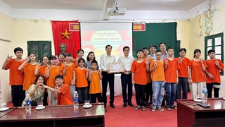 Trao quà Tết Trung thu tại Trường Phổ thông cơ sở Dân lập dạy trẻ câm điếc Hà Nội