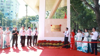Gắn biển 2 công trình trường học cấp Thành phố tại phường Yên Sở