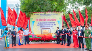 Phường Việt Hưng gắn biển công trình trường học chào mừng thành công Đại hội XVIII Đảng bộ Thành phố