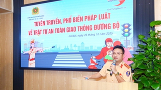 Cảnh sát giao thông Hà Nội tuyên truyền pháp luật cho tài xế xe tải