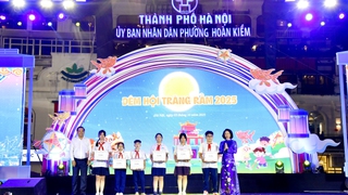 Phó Chủ tịch UBND Thành phố Vũ Thu Hà chung vui Đêm hội Trăng rằm Trung thu Phố cổ cùng thiếu nhi phường Hoàn Kiếm