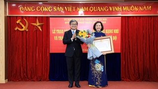 Tổng Giám đốc Quỹ Đầu tư phát triển Thành phố Chu Nguyên Thành được trao tặng Huân chương Lao động hạng Nhì