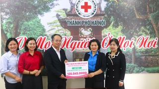 Hội Chữ thập đỏ thành phố Hà Nội tiếp nhận hơn 135 triệu đồng ủng hộ người dân vùng ngập lụt