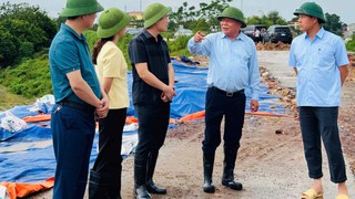 Phó Bí thư Thường trực Thành ủy Nguyễn Văn Phong kiểm tra công tác phòng, chống úng ngập và bảo vệ đê điều tại xã Trung Giã, Đa Phúc