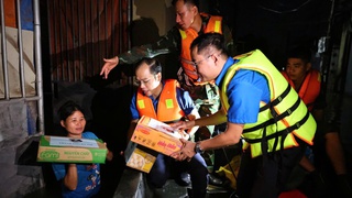 Thành đoàn Hà Nội thăm, tặng quà Nhân dân vùng ngập lụt