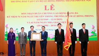 Trường Đào tạo cán bộ Lê Hồng Phong đón nhận Huân chương Lao động hạng Ba