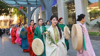 Diễu hành áo dài rực rỡ sắc màu văn hóa bên hồ Hoàn Kiếm