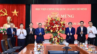 Phó Bí thư Thường trực Thành ủy Nguyễn Văn Phong chúc mừng Ngày Nhà giáo Việt Nam