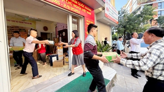 Hội Chữ thập đỏ thành phố Hà Nội gửi chuyến hàng cứu trợ đầu tiên hỗ trợ đồng bào vùng lũ