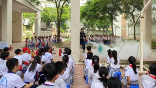 Hàng trăm học sinh thực tập kỹ năng phòng cháy, chữa cháy