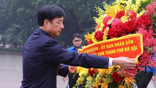 Lãnh đạo thành phố Hà Nội dâng hoa kỷ niệm 108 năm Cách mạng Tháng Mười Nga