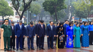 Lãnh đạo thành phố Hà Nội dâng hoa kỷ niệm 108 năm Cách mạng Tháng Mười Nga