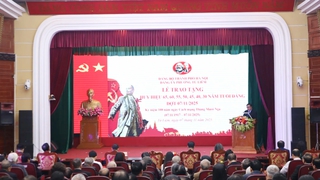 Phường Từ Liêm: 103 đảng viên nhận Huy hiệu Đảng đợt 7/11