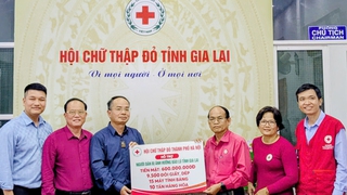 Hội Chữ thập đỏ Thành phố trao quà hỗ trợ người dân và học sinh chịu thiệt hại do mưa lũ gây ra tại tỉnh Gia Lai