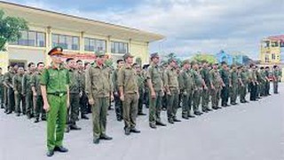 Tặng Bằng khen cho các tập thể, cá nhân có thành tích trong triển khai lực lượng tham gia bảo vệ an ninh, trật tự ở cơ sở