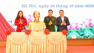 Trao tặng Tượng chân dung Chủ tịch Hồ Chí Minh cho các xã, phường Thành phố