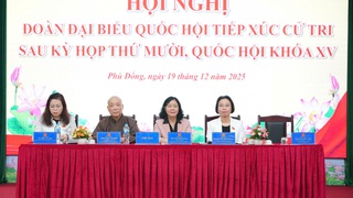 Chủ tịch Ủy ban Trung ương MTTQ Việt Nam Bùi Thị Minh Hoài tiếp xúc cử tri sau kỳ họp thứ Mười