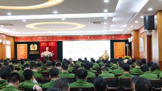 Công an Thành phố tăng tốc “nước rút” làm sạch dữ liệu đăng ký phương tiện, giấy phép lái xe