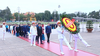 Đoàn đại biểu dự Đại hội Công đoàn thành phố Hà Nội lần thứ XVIII vào Lăng viếng Chủ tịch Hồ Chí Minh