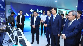 Bí thư Thành ủy Nguyễn Duy Ngọc tham quan không gian Triển lãm Mạng lưới đổi mới sáng tạo Hà Nội