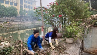 Phường Tây Tựu đồng loạt ra quân xử lý vệ sinh môi trường hai bờ sông Pheo