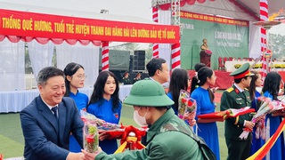Hơn 100 tân binh huyện Thanh Oai hăng hái lên đường nhập ngũ