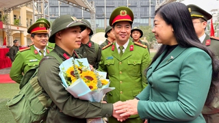 Chủ tịch Ủy ban MTTQ Việt Nam Thành phố Nguyễn Lan Hương động viên tân binh quận Tây Hồ lên đường nhập ngũ