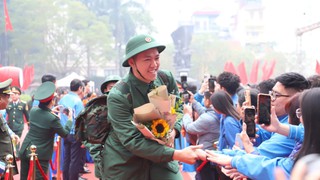 Hơn 60 tân binh quận Hoàn Kiếm nô nức lên đường nhập ngũ