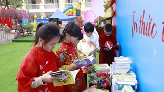 Tưng bừng Ngày hội sách Xuân Ất Tỵ 2025 tại quận Long Biên: “Tri thức trao tay - Xuân vạn điều may”
