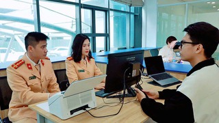 Triển khai điểm hướng dẫn cấp, đổi giấy phép lái xe trực tuyến tại Trung tâm Phục vụ hành chính công Thành phố