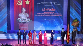 Trường THPT chuyên Hà Nội - Amsterdam đón Huân chương Lao động hạng Nhất