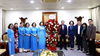 Phó Chủ tịch Thường trực UBND Thành phố Lê Hồng Sơn chúc mừng cán bộ, hội viên phụ nữ nhân ngày 8/3