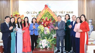 Phó Bí thư Thường trực Thành ủy Nguyễn Văn Phong chúc mừng Trung ương Hội Liên hiệp phụ nữ Việt Nam
