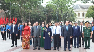 Lãnh đạo thành phố Hà Nội dâng hoa kỷ niệm 155 năm Ngày sinh V.I.Lênin