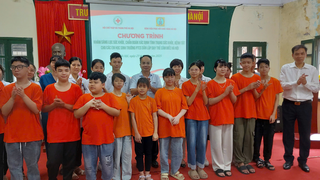 Khám sàng lọc và chẩn đoán tình trạng sức khỏe, bệnh tật cho học sinh Trường PTCS dân lập Dạy trẻ câm điếc Hà Nội